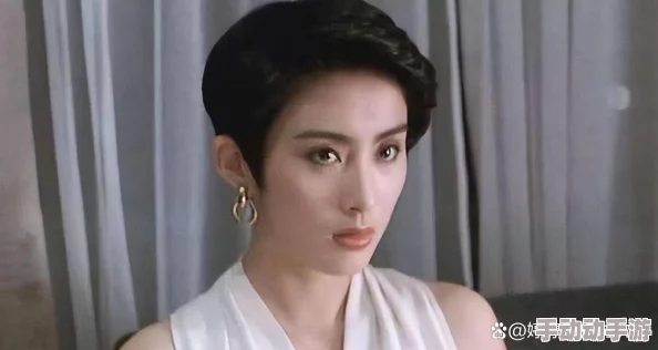 抱着张敏走进卧室她轻轻关上门反锁后靠在墙上 抱着张敏走进卧室她轻轻关上门反锁后靠在墙上