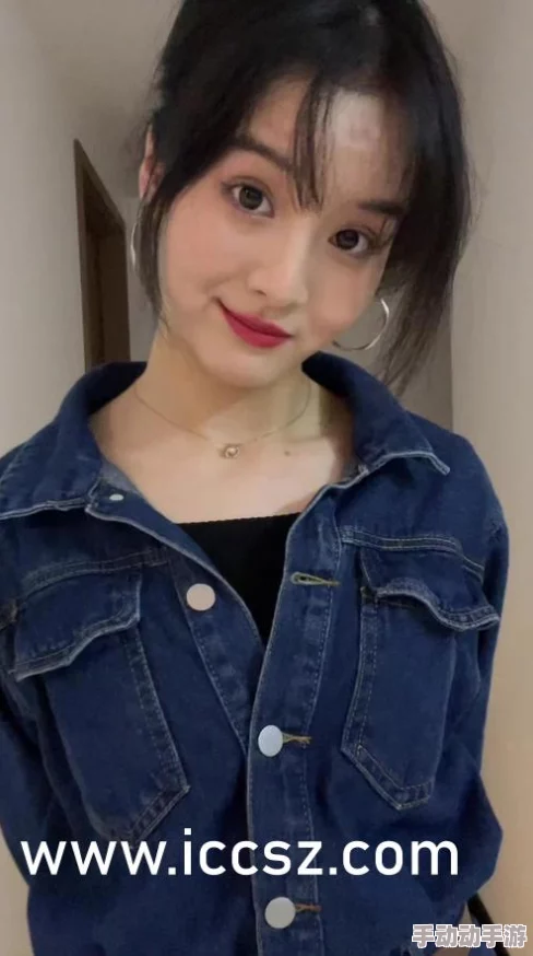 老师的蕾丝内裤都湿透了因为她不小心打翻了水杯 老师的蕾丝内裤都湿透了因为她不小心打翻了水杯