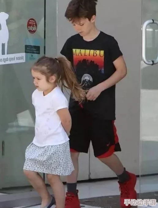 宝贝裙子穿短点还不许穿内裤女主偷偷买了安全裤被发现 宝贝裙子穿短点还不许穿内裤女主偷偷买了安全裤被发现