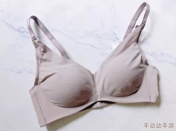 伸进内衣揉捏她的乳尖指尖轻柔打圈感受逐渐硬挺的触感