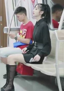 佳叶玩急尿挑战在旋转木马上憋尿成功 佳叶玩急尿挑战在旋转木马上憋尿成功