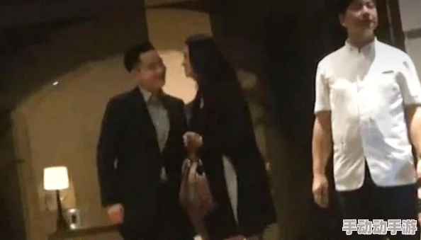 震惊!操操操天天操疑似与神秘富商深夜密会举止亲昵引猜测 震惊!操操操天天操疑似与神秘富商深夜密会举止亲昵引猜测