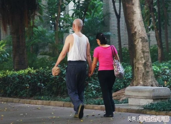 色老头色老太aaabbb深夜牵手公园散步疑似黄昏恋子女态度各异 色老头色老太aaabbb深夜牵手公园散步疑似黄昏恋子女态度各异