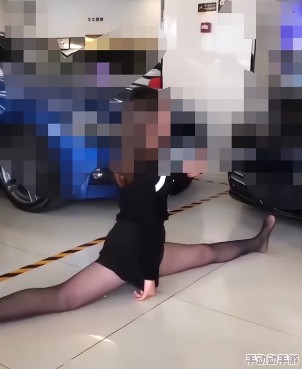 美女内无内裤只穿丝袜摸下面网友：低俗擦边，为了流量毫无底线