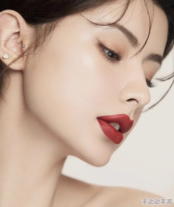 花瓣唇和M唇的区别形态相似但M唇唇峰更清晰棱角更分明 花瓣唇和M唇的区别形态相似但M唇唇峰更清晰棱角更分明