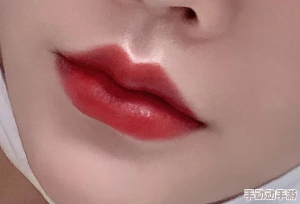 花瓣唇和M唇的区别形态相似但M唇唇峰更清晰棱角更分明 花瓣唇和M唇的区别形态相似但M唇唇峰更清晰棱角更分明