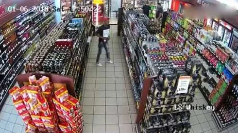 日本人超市偷窃商品被监控拍下 日本人超市偷窃商品被监控拍下
