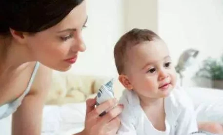 女子一家三口发烧用洋葱退热成功偏方有效性待考证科学退烧方法更安全可靠 女子一家三口发烧用洋葱退热成功偏方有效性待考证科学退烧方法更安全可靠