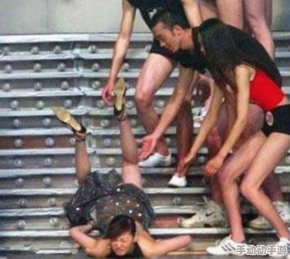 裸体模特警方称该模特因在公共场所裸露被捕 裸体模特警方称该模特因在公共场所裸露被捕