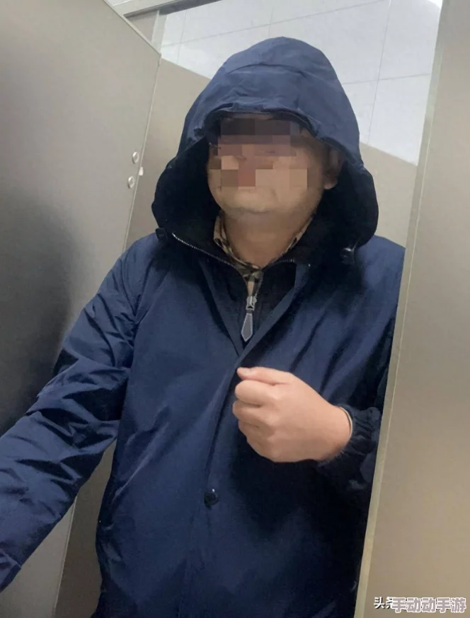 厕所被猛烈进出疑似多人深夜聚集扰民警方已介入调查