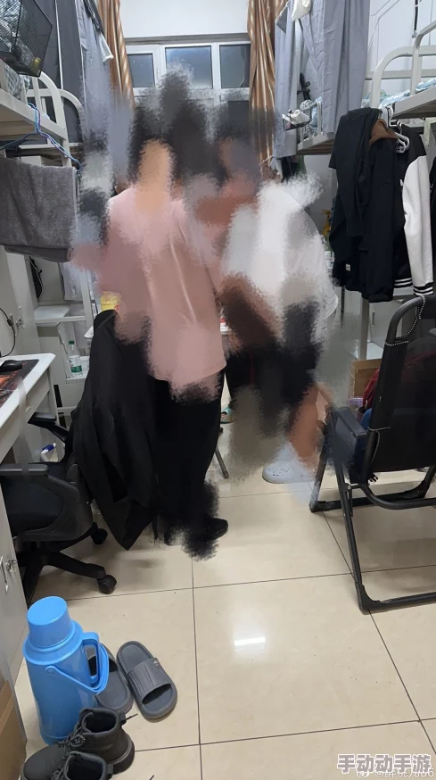 13一15小年同性video据说拍摄于某艺术院校学生宿舍引发网友热议