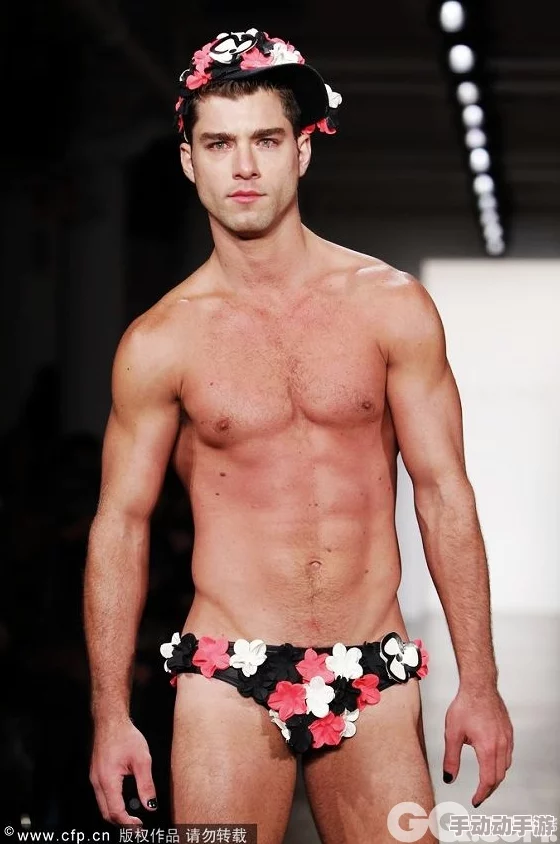 男模脱裤子全身精光露J为什么展现男性魅力荷尔蒙爆棚为何让人脸红心跳 男模脱裤子全身精光露J为什么展现男性魅力荷尔蒙爆棚为何让人脸红心跳